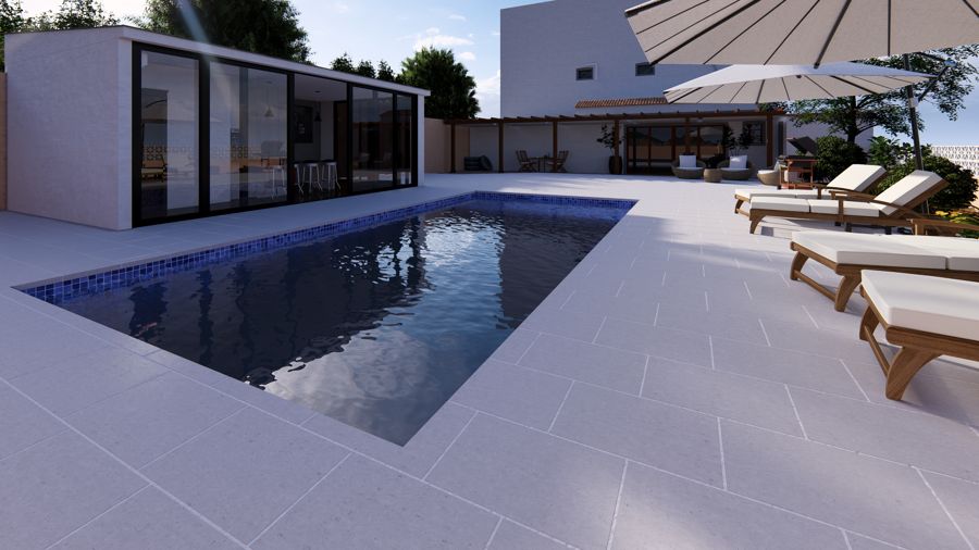 Piscina y solárium junto a la fachada principal.